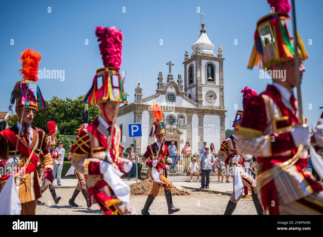 Défilé passant par l'église São João Baptista pendant la fête de Saint Jean de Sobrado, également connu sous le nom de Bugiada et Mouriscada de Sobrado, a lieu Banque D'Images