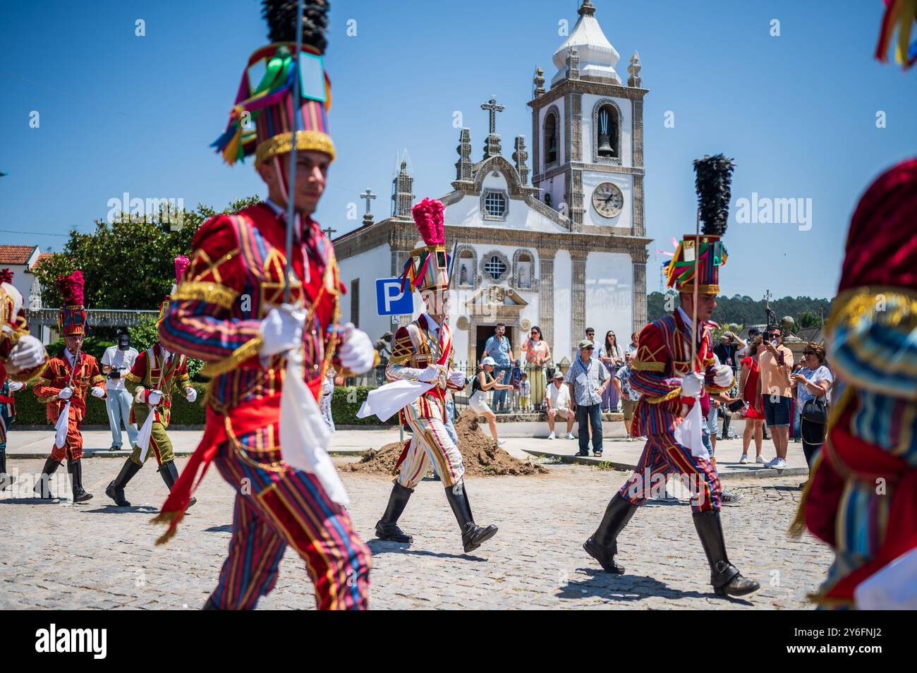 Défilé passant par l'église São João Baptista pendant la fête de Saint Jean de Sobrado, également connu sous le nom de Bugiada et Mouriscada de Sobrado, a lieu Banque D'Images