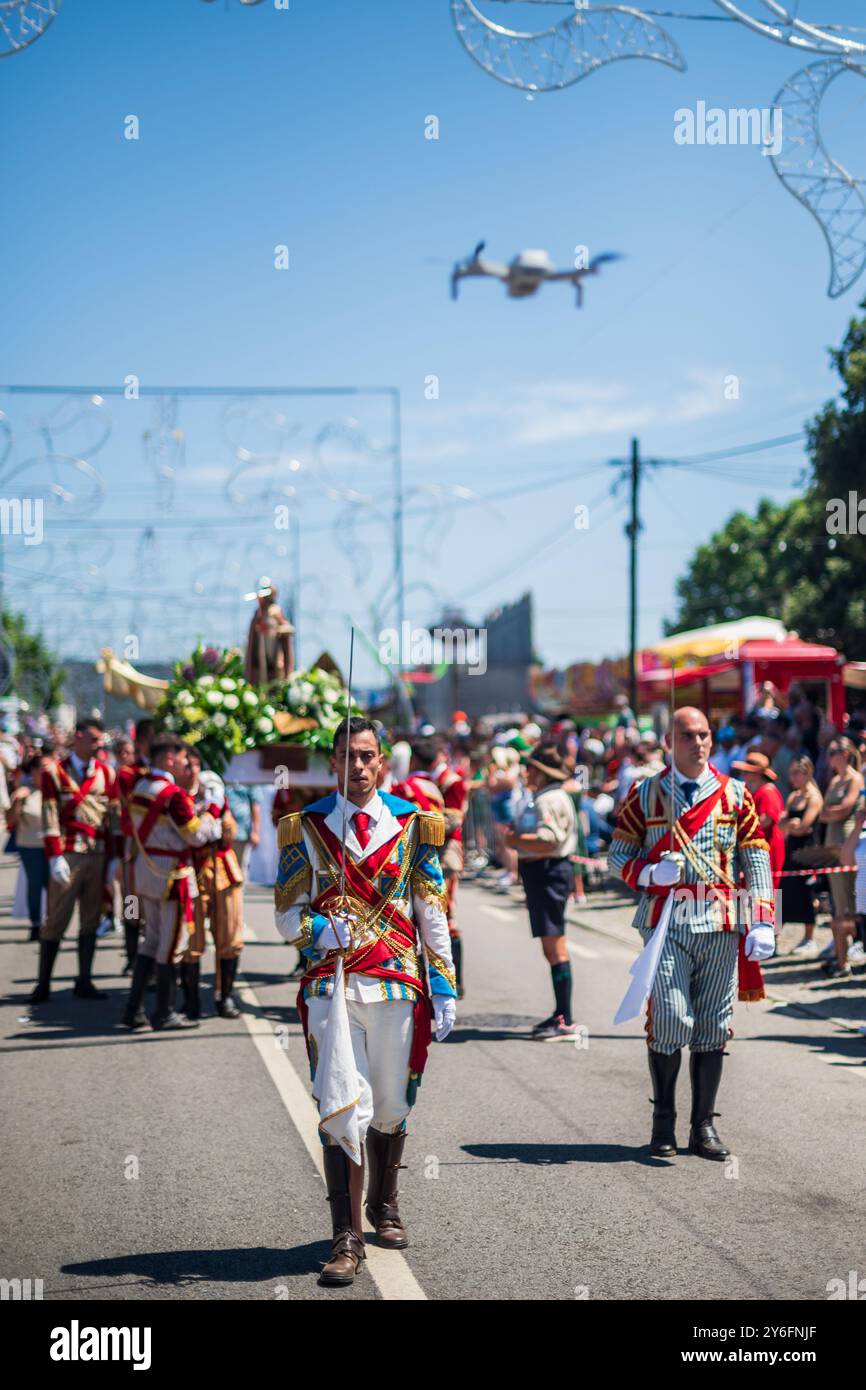 Drone capturant la procession religieuse se terminant à l'église São João Baptista pendant la fête de Saint Jean de Sobrado, également connue sous le nom de Bugiada and Banque D'Images