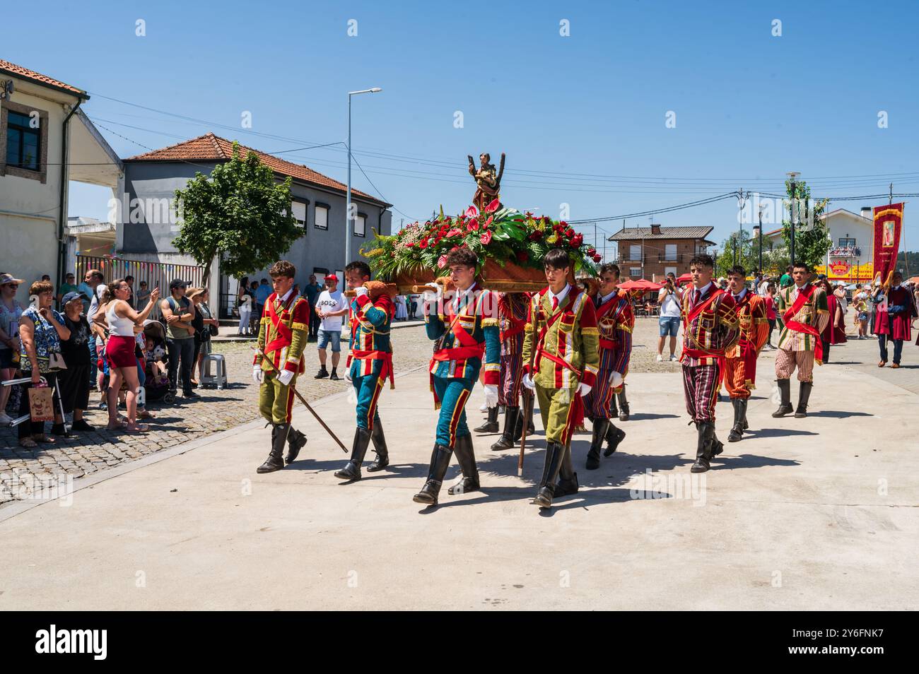 La procession religieuse entre dans São João église Baptista pendant la fête de Saint Jean de Sobrado, également connu sous le nom de Bugiada et Mouriscada de Sobrado, ta Banque D'Images