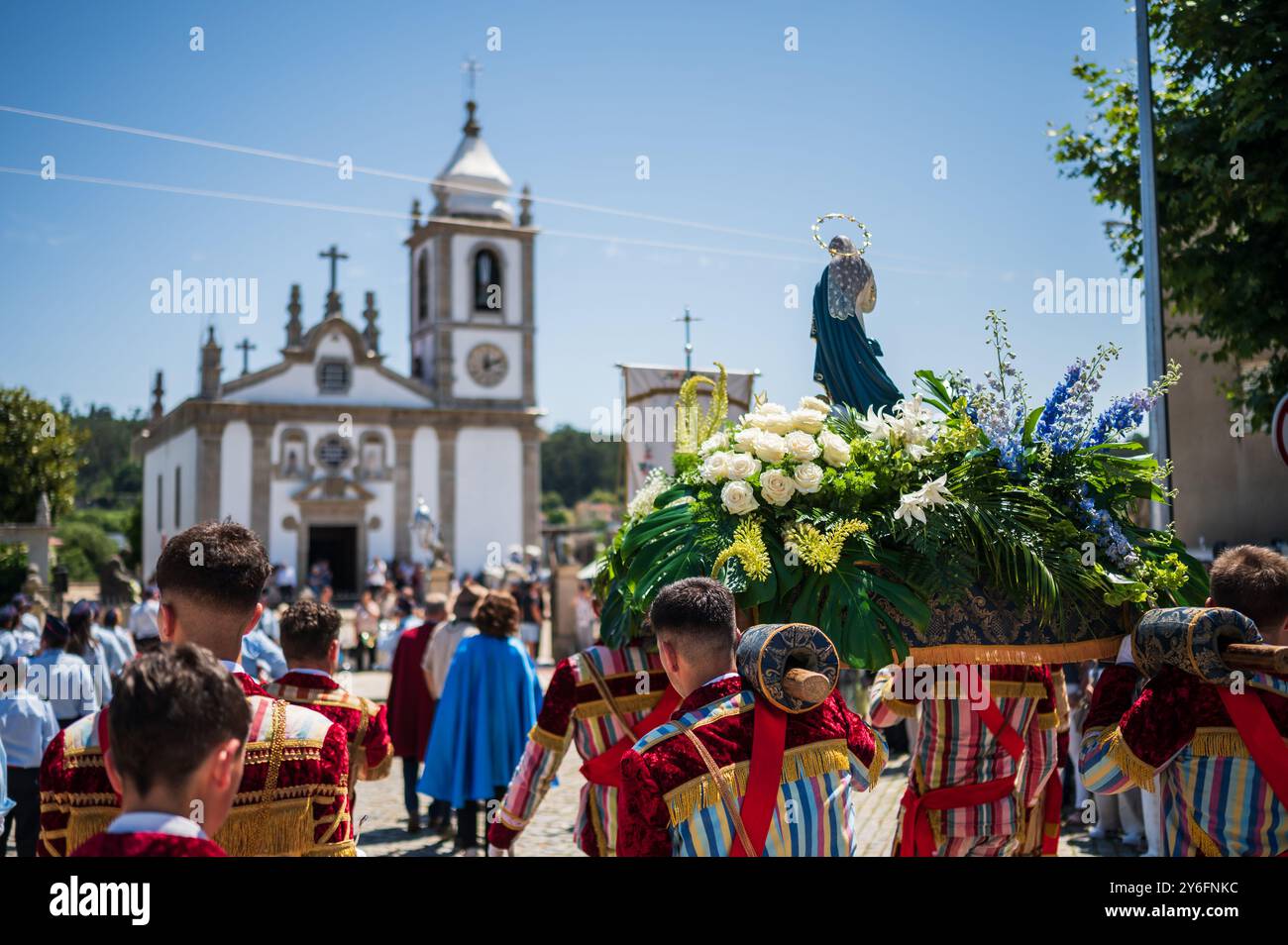 La procession religieuse entre dans São João église Baptista pendant la fête de Saint Jean de Sobrado, également connu sous le nom de Bugiada et Mouriscada de Sobrado, ta Banque D'Images