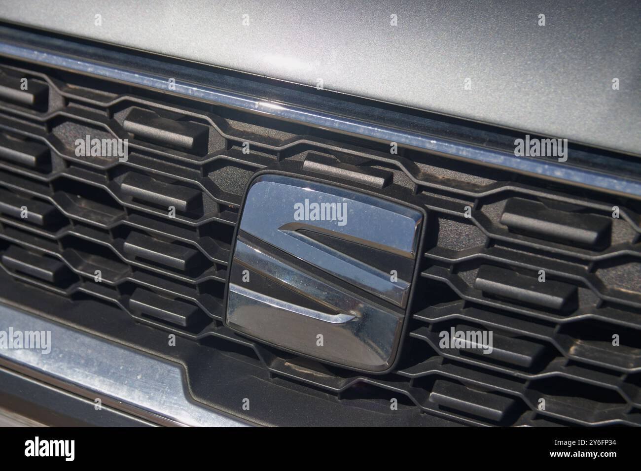 Détail de SEAT, la marque d'un constructeur automobile multinational, sur l'une de ses voitures dans la rue Banque D'Images