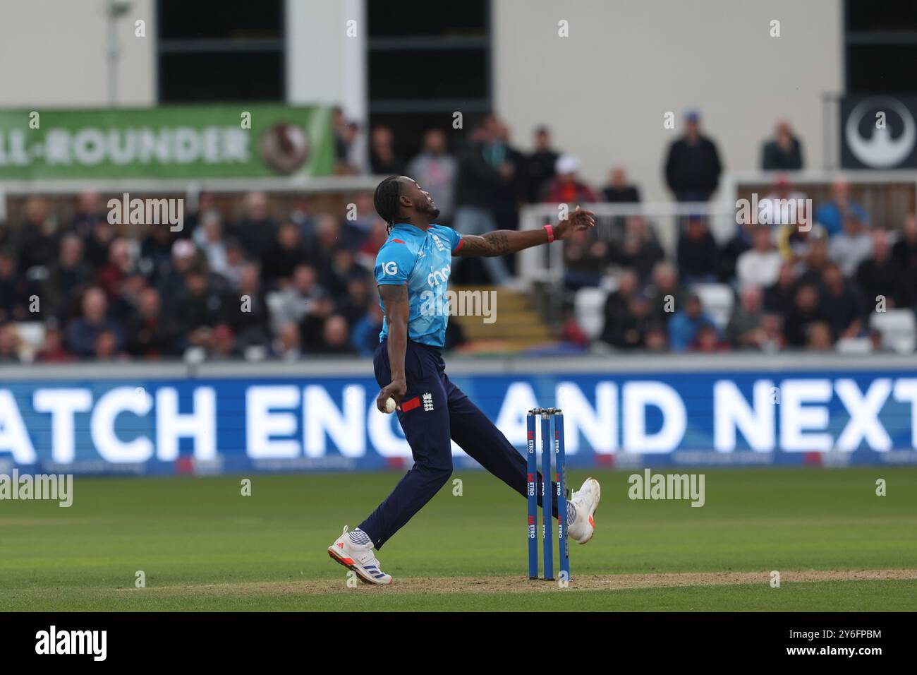 L'Angleterre Jofra Archer bowling lors du match de Metro Bank One Day Series entre l'Angleterre et l'Australie au Seat unique Riverside, Chester le Street le mardi 24 septembre 2024. (Photo : Mark Fletcher | mi News) crédit : MI News & Sport /Alamy Live News Banque D'Images