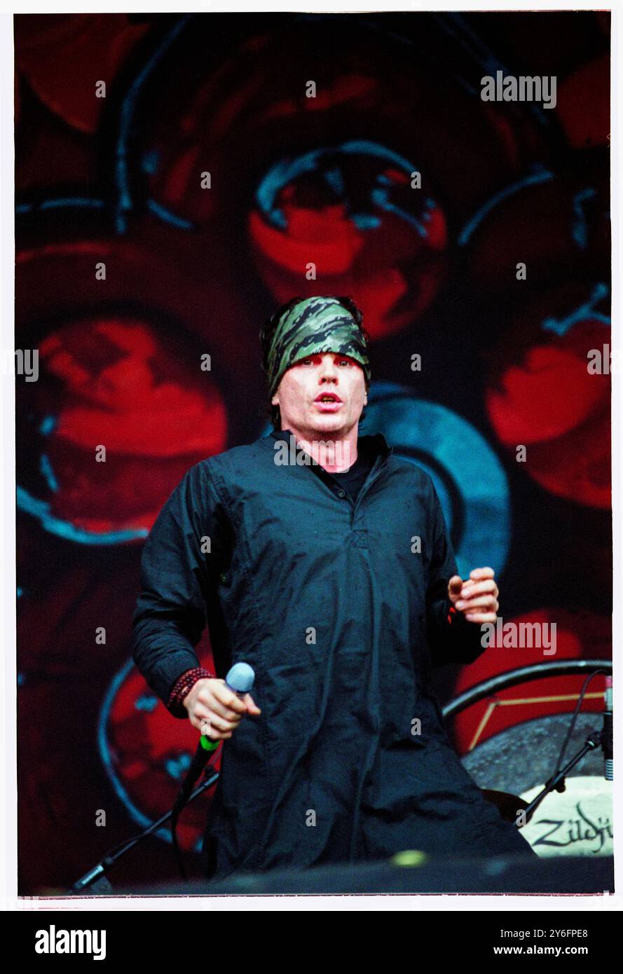 IAN ASTBURY, LE CULTE, FESTIVAL DE LA LECTURE, 2001. Ian Astbury du légendaire groupe de rock britannique The Cult au Reading Festival, Reading, Royaume-Uni, le 26 août 2001. Photo : Rob Watkins. INFO : The Cult est un groupe de rock britannique formé en 1983, connu pour ses influences post-punk, hard rock et gothique. Menés par le chanteur Ian Astbury et le guitariste Billy Duffy, leurs hits comme 'She Sells Sanctuary' et 'Fire Woman' leur ont valu un grand succès. Banque D'Images