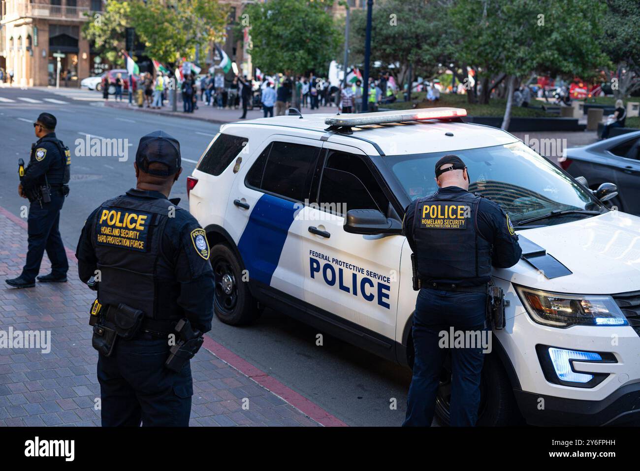 San Diego, États-Unis. 24 septembre 2024. La police fédérale de protection et la sécurité intérieure enquêtent sur une manifestation de cessez-le-feu à San Diego, Californie, le 24 septembre 2024. Le rassemblement a été organisé par plusieurs organisations en réponse aux frappes aériennes israéliennes sur la banlieue sud de Beyrouth, au Liban, qui ont coûté la vie à 550 personnes. (Photo de Jacob Lee Green/Sipa USA) crédit : Sipa USA/Alamy Live News Banque D'Images