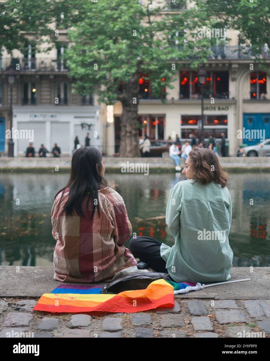 Jeunes activistes avec des drapeaux de fierté lors de la parade Gay à Paris Banque D'Images