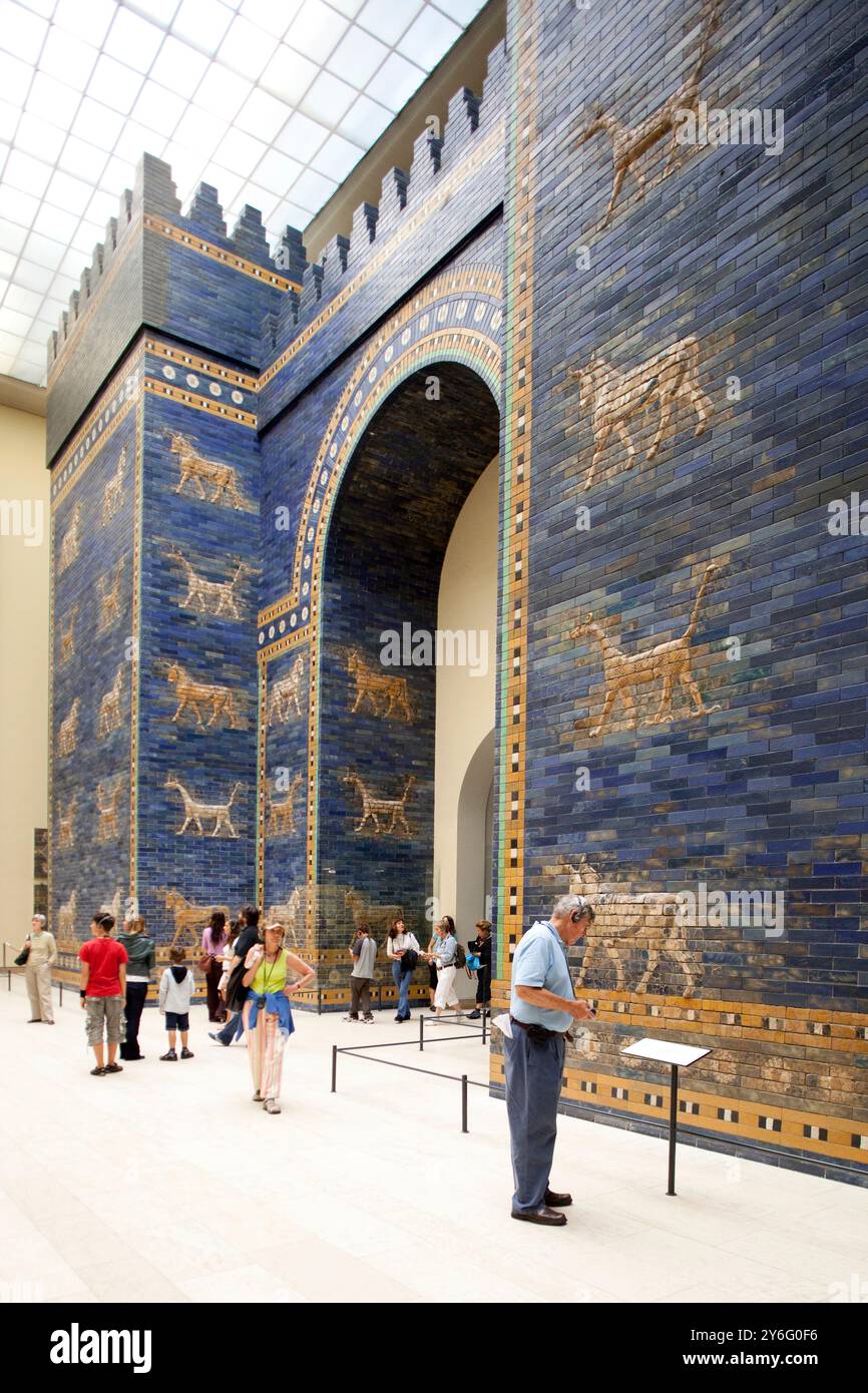 Berlin, Allemagne, 24 juillet 2009, les visiteurs s'émerveillent devant la porte d'Ishtar, une superbe relique de Babylone, située dans le musée de Pergame, Berlin, Allemagne. Banque D'Images