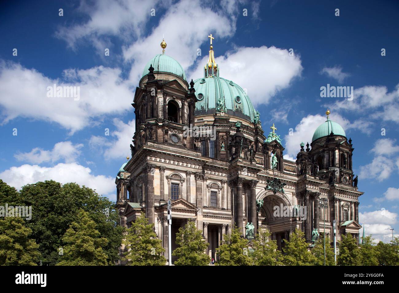 L'emblématique Berliner Dom met en valeur son architecture impressionnante dans un ciel vibrant à Berlin, attirant les visiteurs vers sa grandeur historique. Banque D'Images