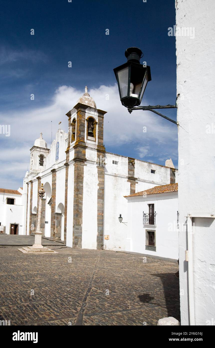 L'église fortifiée de Monsaraz se trouve bien en vue sous un ciel lumineux, soulignant son architecture et son importance historique. Banque D'Images