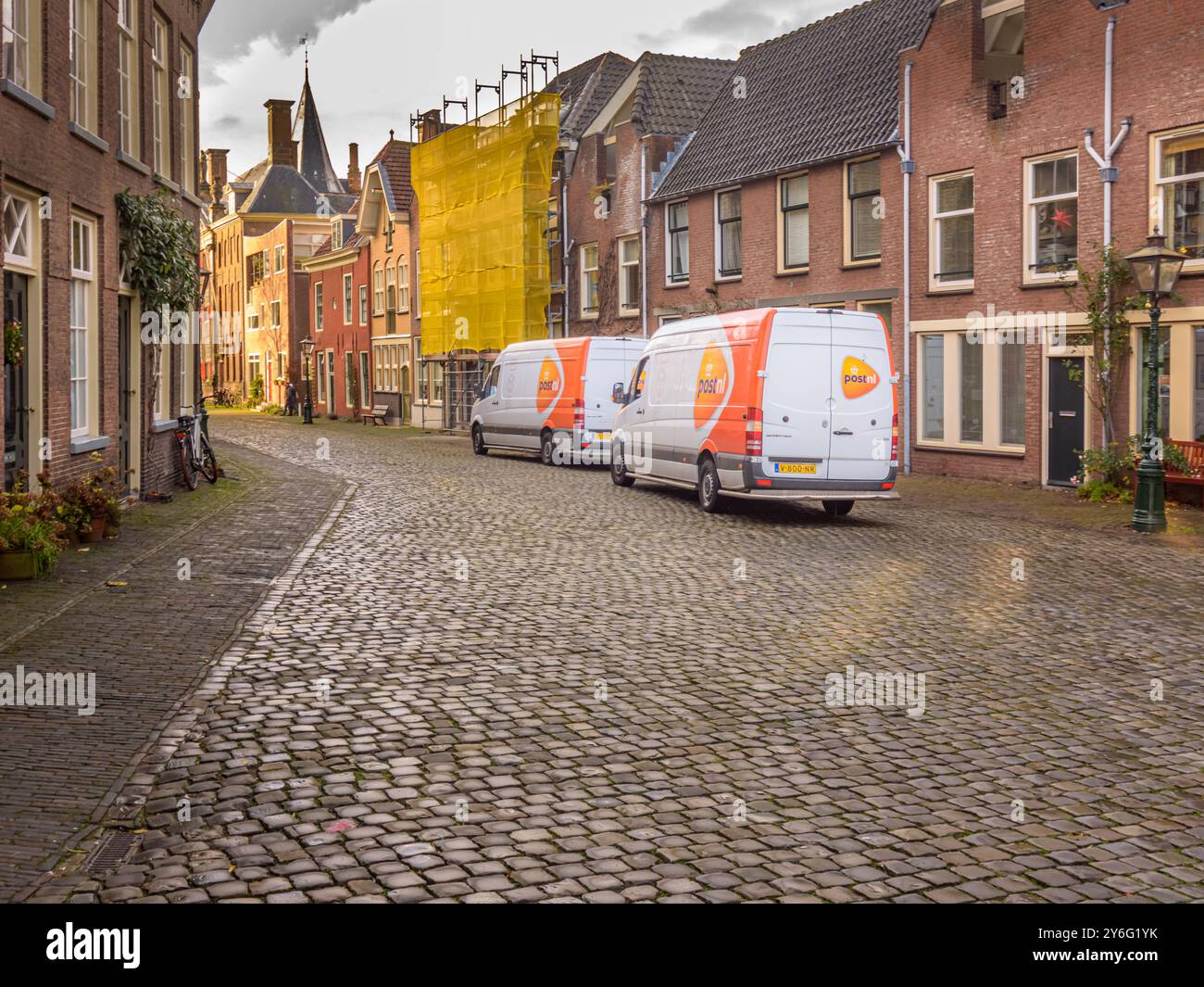 Leyde, pays-Bas - 24 décembre 2020 : deux fourgonnettes PostNL sont dans la rue pour livrer des colis à Leyde Banque D'Images