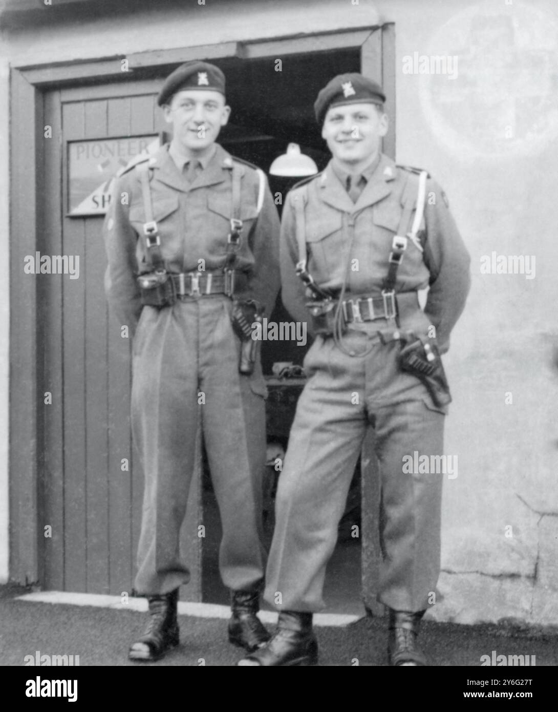 Soldats du 3e Carabinier avec revolvers Enfield No.2 en étui, c. 1950s. Banque D'Images