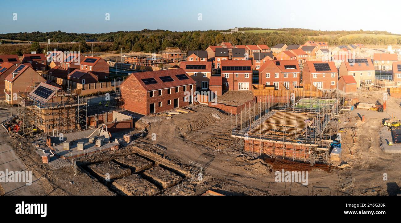 Vue panoramique aérienne du paysage d'une nouvelle construction immobilière avec des maisons en construction pour combler le vide dans la pénurie de maisons au Royaume-Uni et compléter th Banque D'Images Vue panoramique aérienne du paysage d'une nouvelle construction immobilière avec des maisons en construction pour combler le vide dans la pénurie de maisons au Royaume-Uni et compléter th Banque D'Images