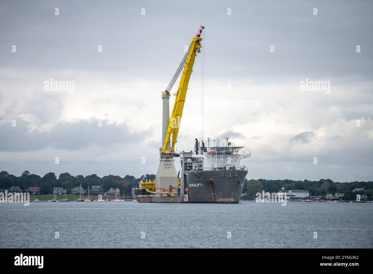 Le Behemoth de 760 pieds de long, battant pavillon chypriote, Bokalift 2 et Bokalift 1, un navire éolien a jeté l'ancre tranquillement au sud du pont de Newport Banque D'Images