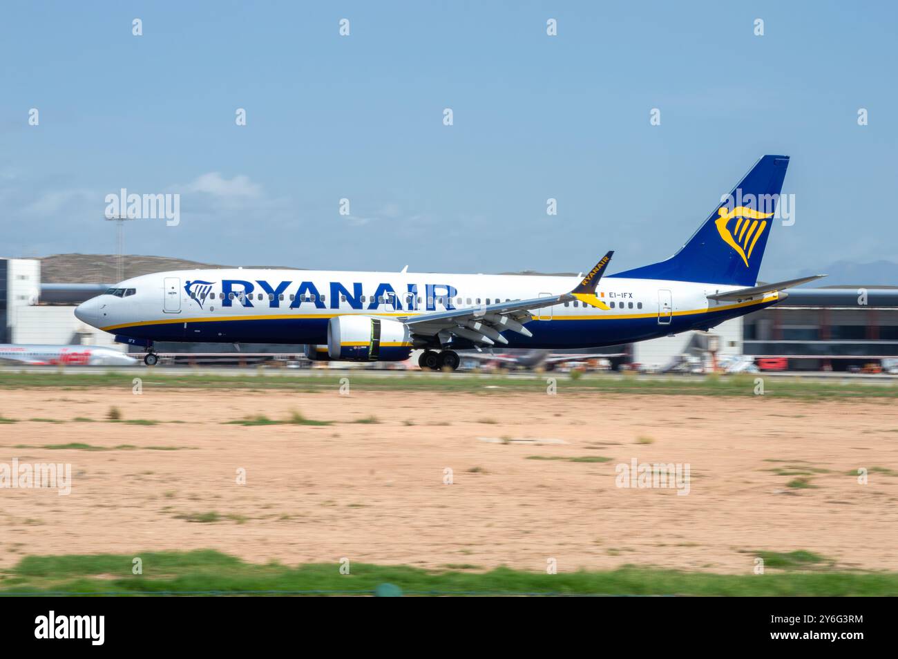 Avión de Línea Boeing 737 MAX de la aerolínea Ryanair aterrizando Banque D'Images
