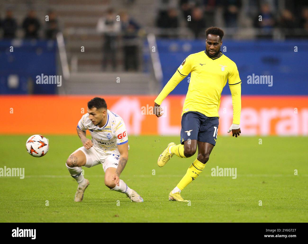 Hambourg, Allemagne. 25 septembre 2024. Football, Europa League, tour préliminaire, journée 1, Dynamo Kiev - Lazio Rome, Volksparkstadion : Lazio's Boulaye Dia (R) contre le Dynamo's Vladyslav Dubinchak. Crédit : Claus Bergmann/dpa/Alamy Live News Banque D'Images