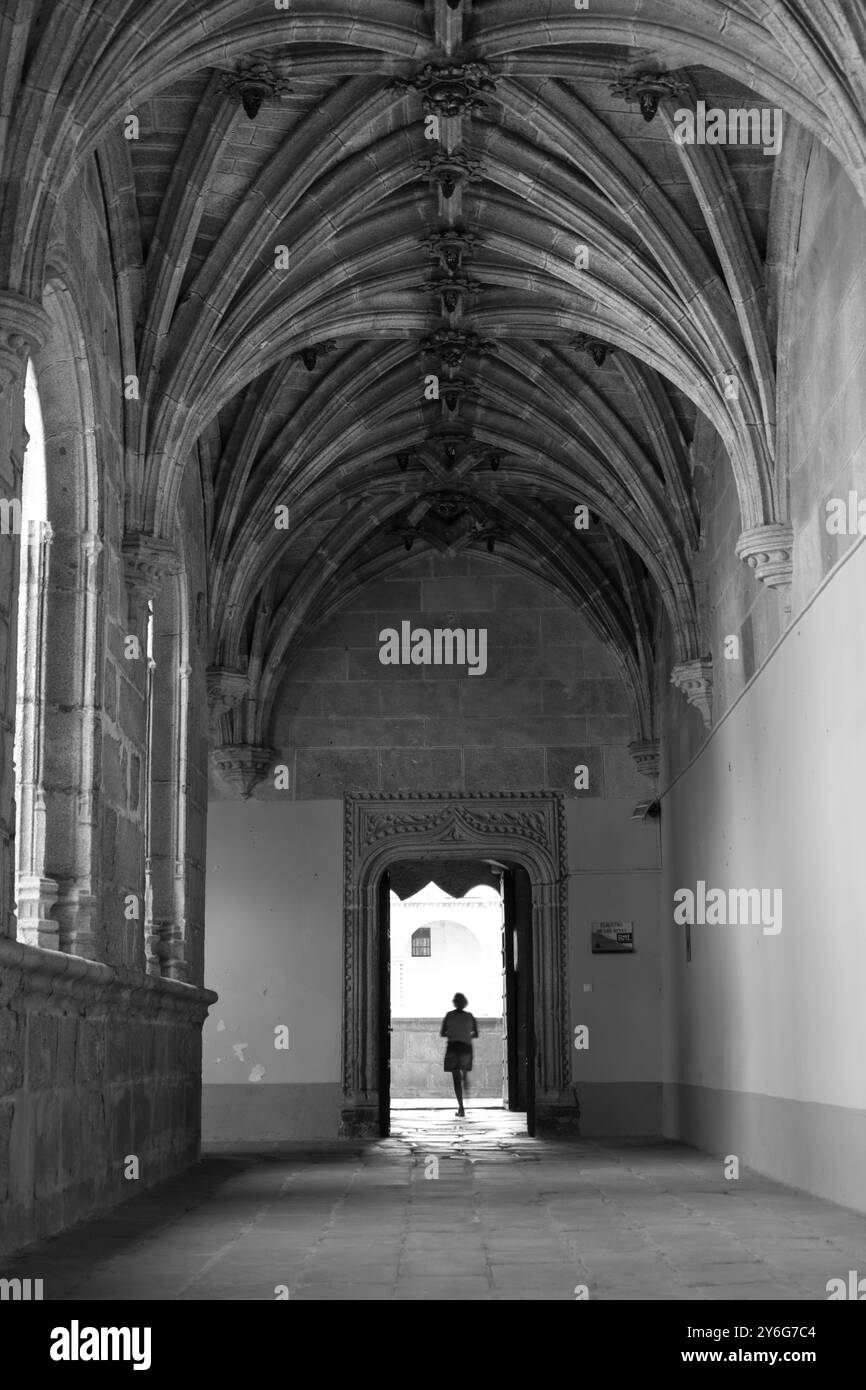 Avila, Castilla y Leon, Espagne- 18 août 2024 : détails architecturaux du Cloître du silence au monastère royal de Thomas à Avila Banque D'Images