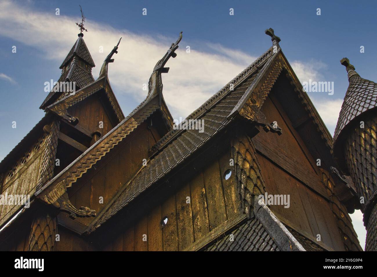 Gros plan et détail du toit de l'église norvégienne en lamelle en bois et orné. architecture scandinave Banque D'Images