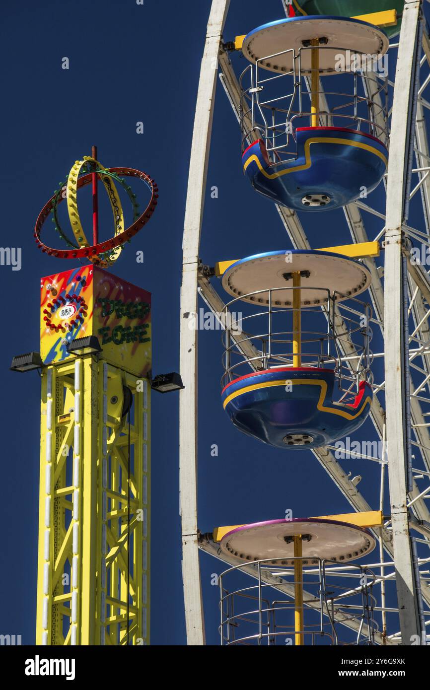 Bergen, Norvège, mai 2014 : gros plan et détail de la grande roue colorée sur le ciel bleu, Europe Banque D'Images