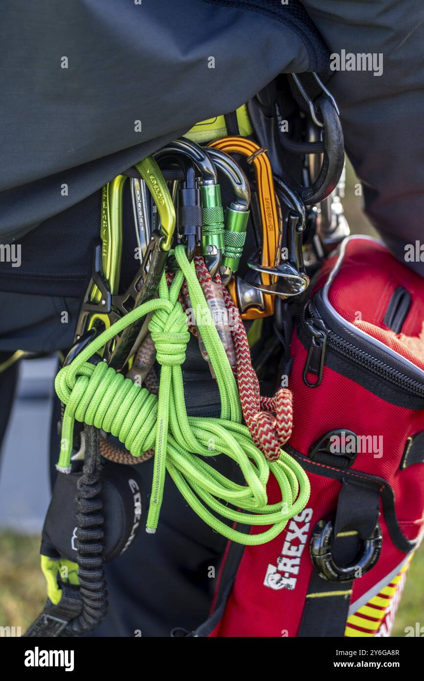 EQUIPEMENT des sauveteurs en hauteur des pompiers de Gelsenkirchen, pratiquant la descente en rappel à partir d'une éolienne d'une hauteur de 110 mètres après le sauvetage Banque D'Images