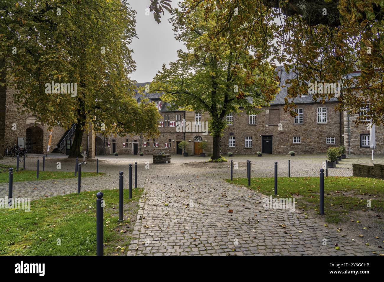 Château de Broich sur la rive ouest de la Ruhr près du centre-ville, la fortification est en partie la plus ancienne fortification médiévale préservée Banque D'Images