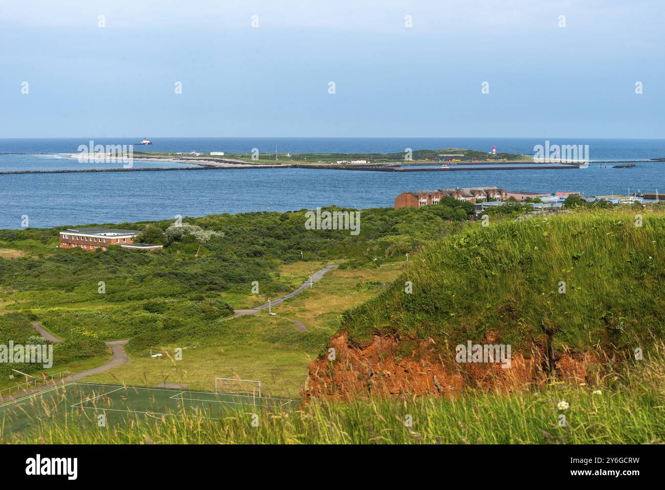 Dune de l'île de haute mer Helgoland, vue de l'Oberland Helgolaender, dunes sud plage avec phare, grès coloré, terrain de football, Nor Banque D'Images