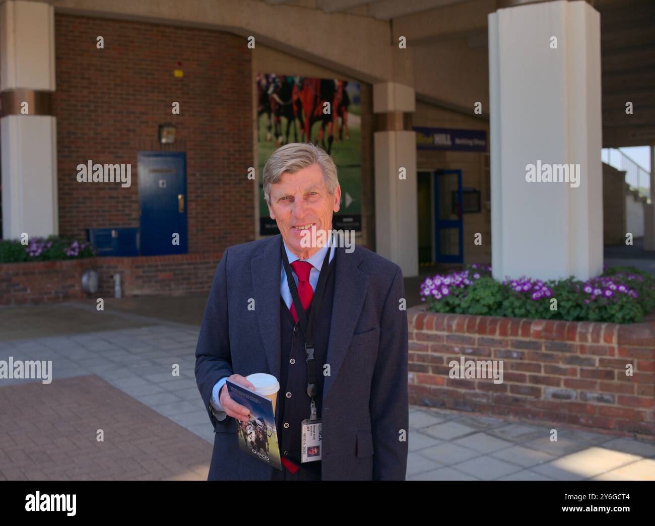 Brough Scott souriant à Newmarket Banque D'Images