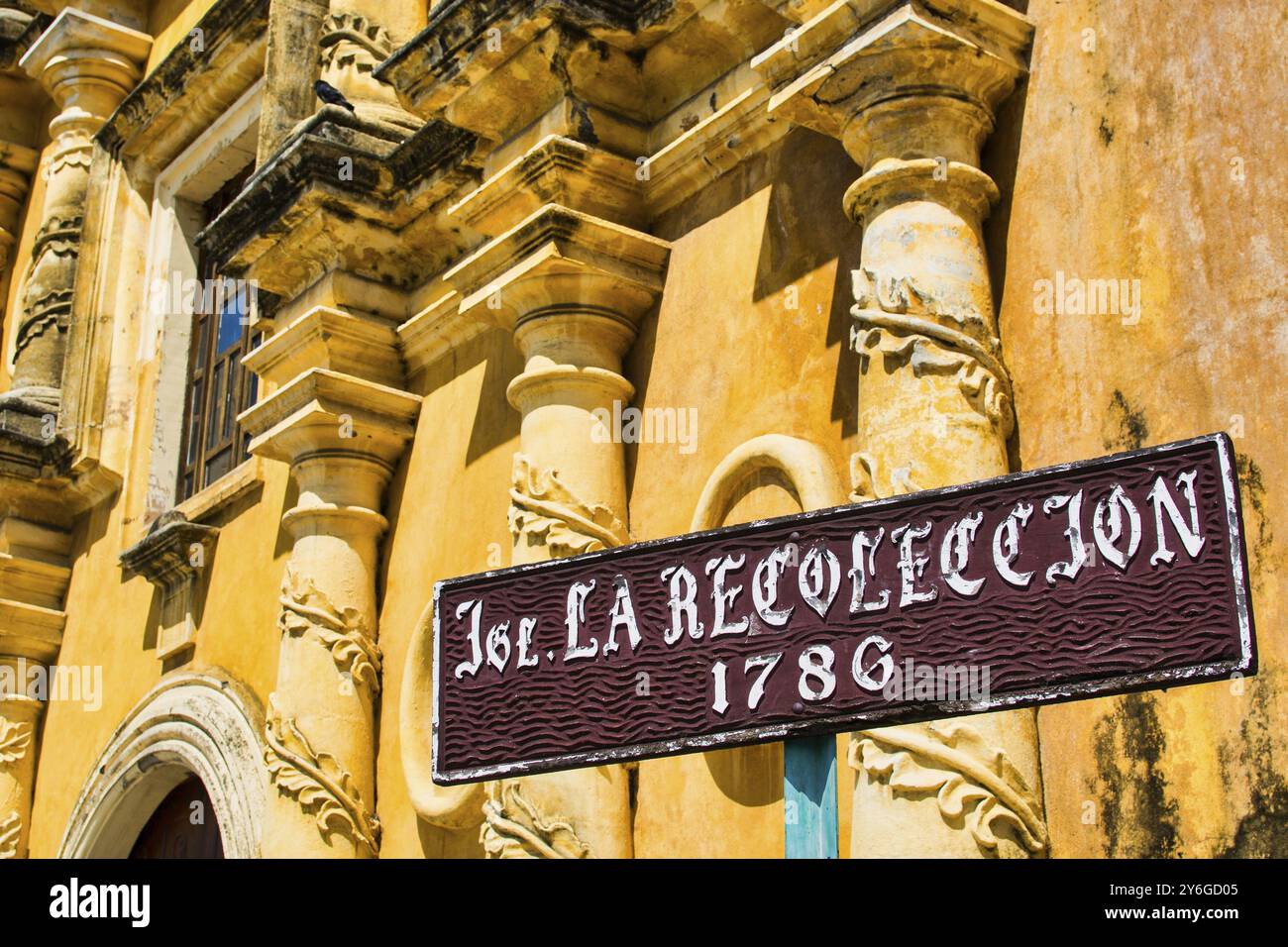 Leon, Nicaragua, septembre 2014 : église la Recoleccion, Leon, Nicaragua avec façade jaune usée avant restauration. Gros plan et détail, Central Amer Banque D'Images