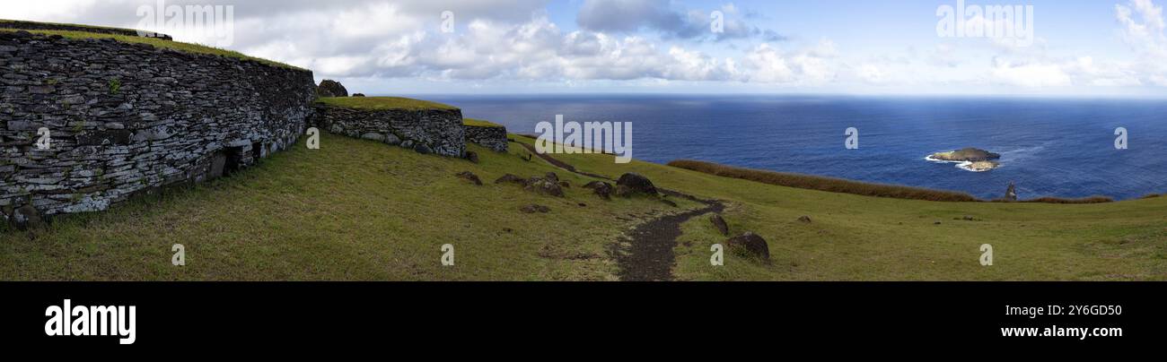 L'île de Pâques, Rapa Nui. Orongo Villadge de cérémonie sur le volcan Rano Kau Banque D'Images