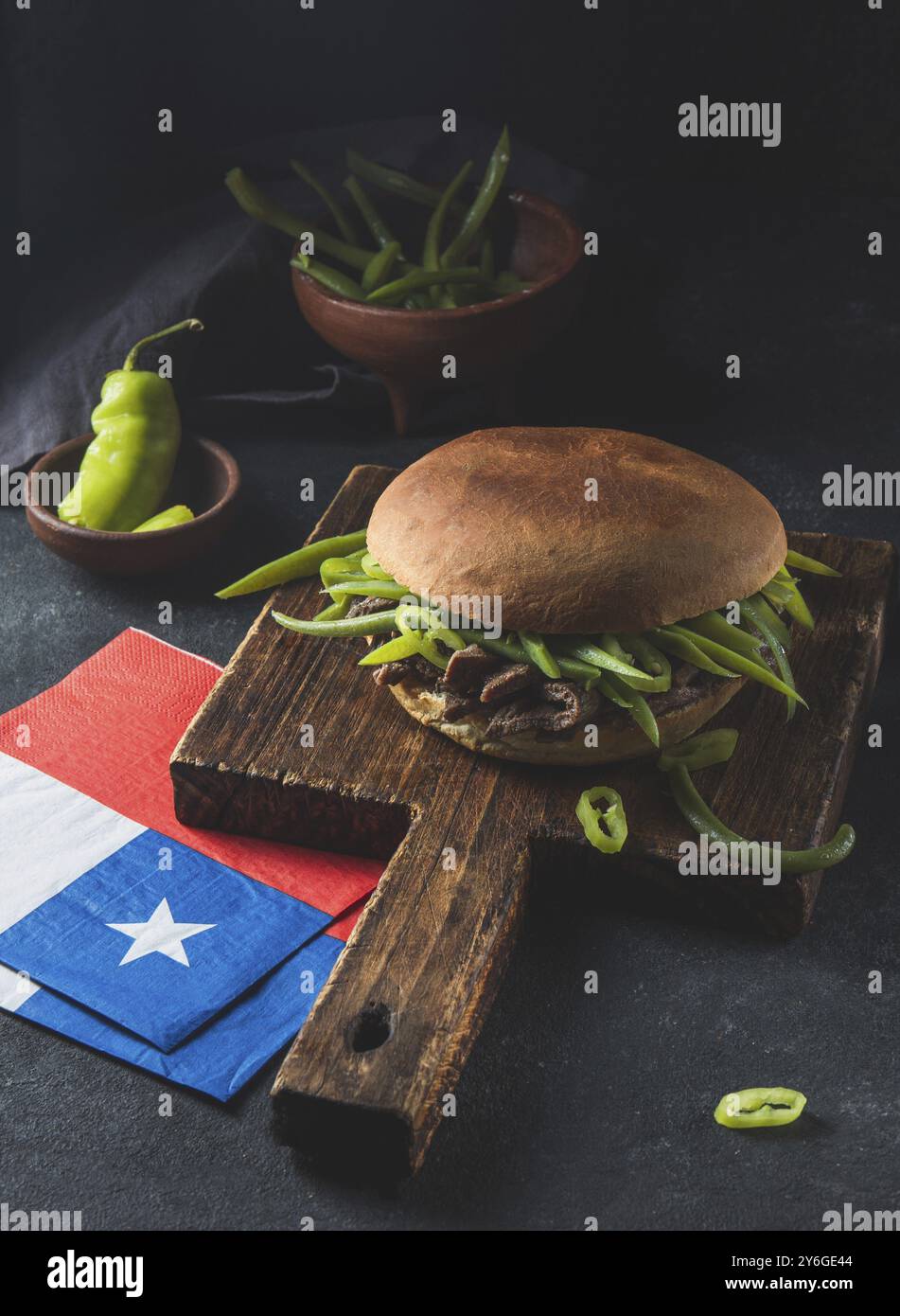 Photographie alimentaire, burger Chacarero sandwich chilien latino-américain avec tranches de bœuf premium et haricot vert sur fond noir Banque D'Images