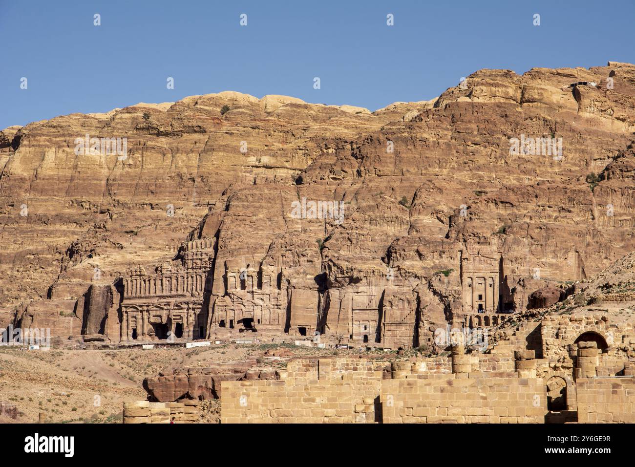 Vue sur le mur du tombeau, palais corinthien et royal, à Petra, en Jordanie. Voyages, tourisme et archéologie Banque D'Images