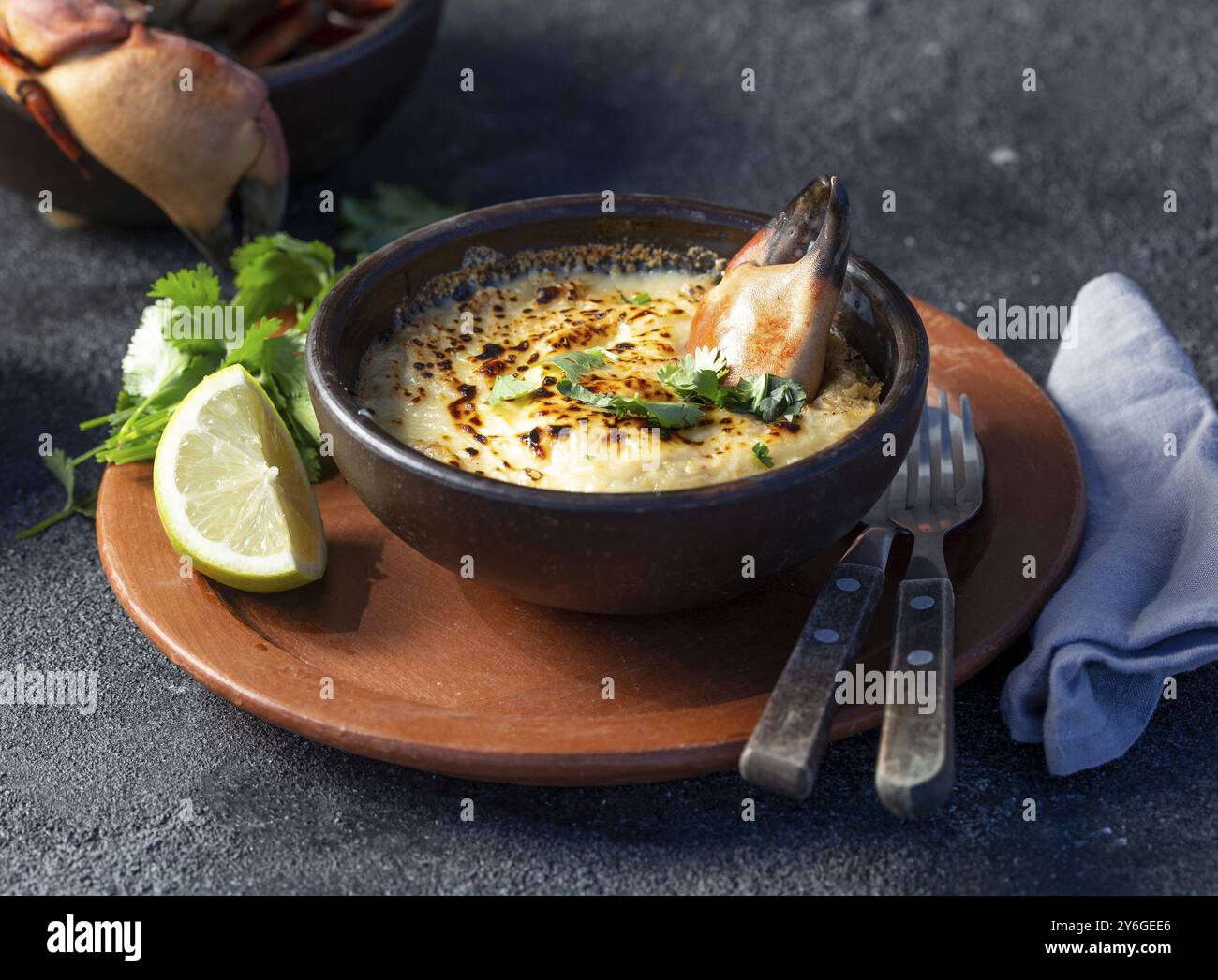 Nourriture, nourriture, NOURRITURE CHILIENNE. Chair de crabe cuite au four avec fromage, crème et pain. Plat traditionnel de la côte chilienne. Pastel o chupe de jaiba Banque D'Images