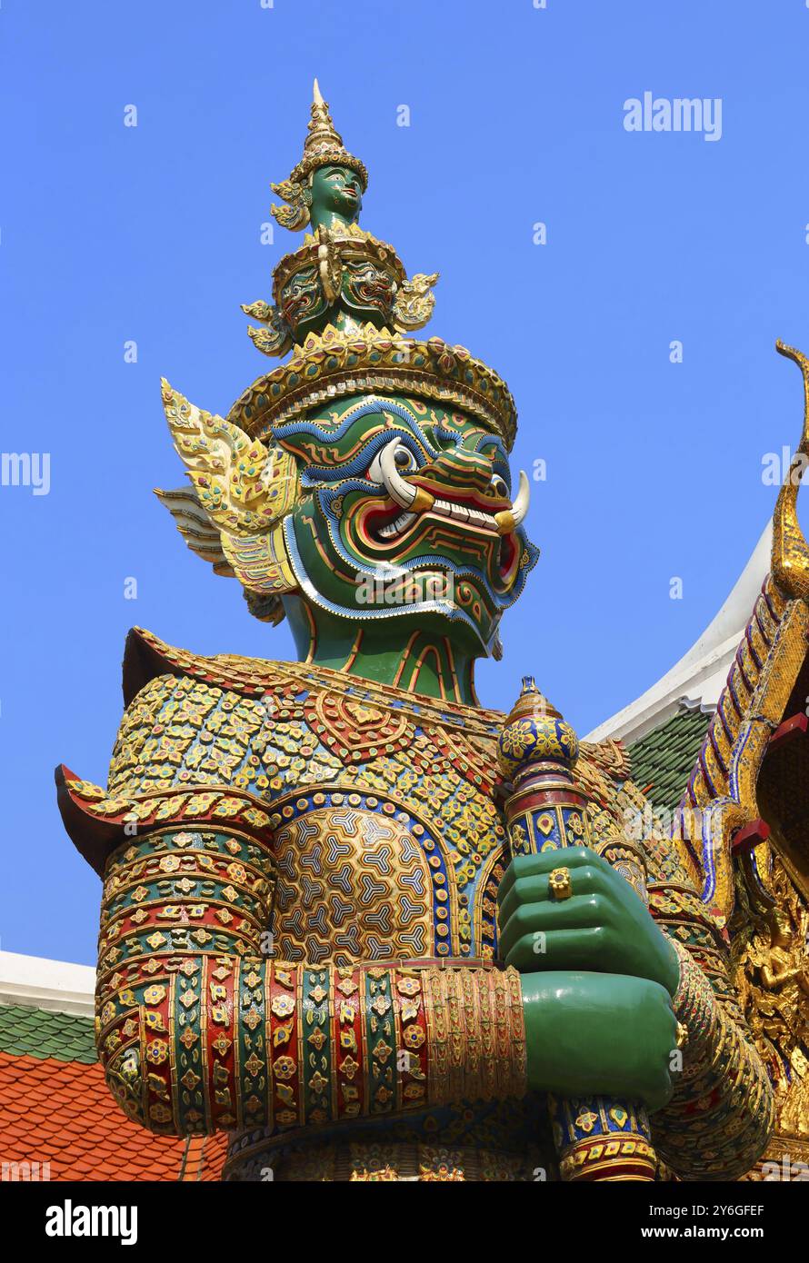 Statue d'un Thotsakhirithon, démon géant à Wat Phra Kaew à Bangkok Banque D'Images