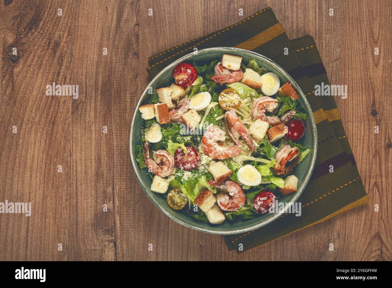 Photographie culinaire, salade César, avec des crevettes tigrées, salade de crevettes, laitue, oeufs de caille, tomates cerises, fromage parmesan, pas de gens Banque D'Images
