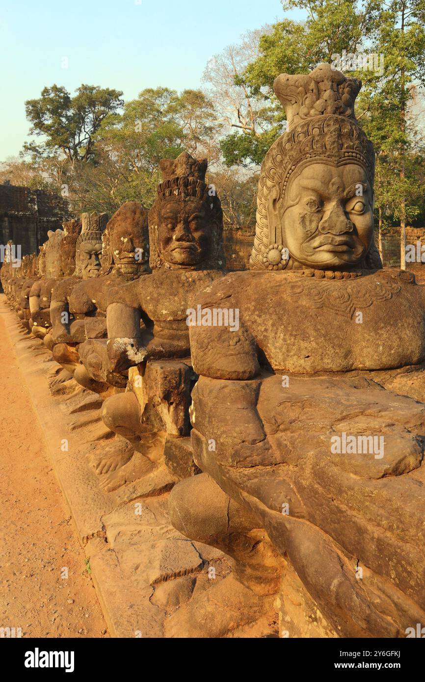 Statues sculptées en pierre de Devas sur le pont vers Angkor Thom, Siem Reap, Cambodge, Asie Banque D'Images