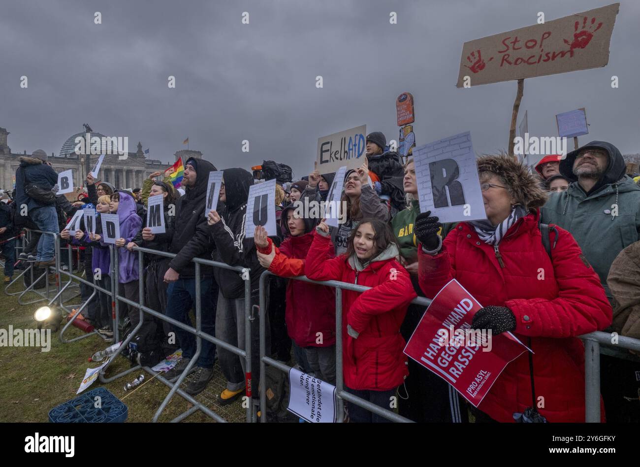 Allemagne, Berlin, 3 février 2024, protestation contre la montée de l'extrémisme de droite, appelé par l'alliance main dans la main, Jetzt solidarisch aktiv werde Banque D'Images