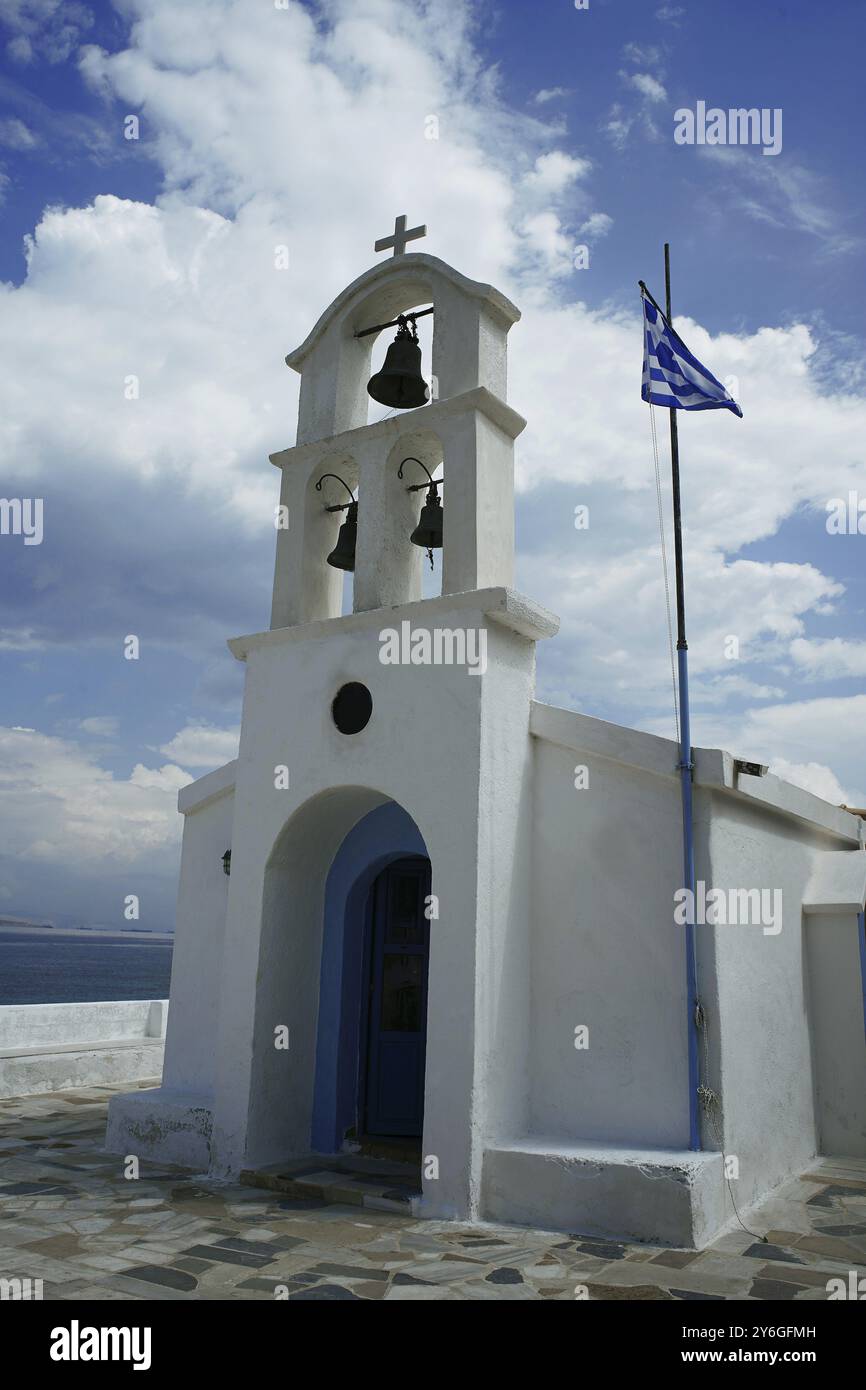 Église blanche de l'île grecque avec drapeau sur la plage Mykonos Grèce Banque D'Images Église blanche de l'île grecque avec drapeau sur la plage Mykonos Grèce Banque D'Images
