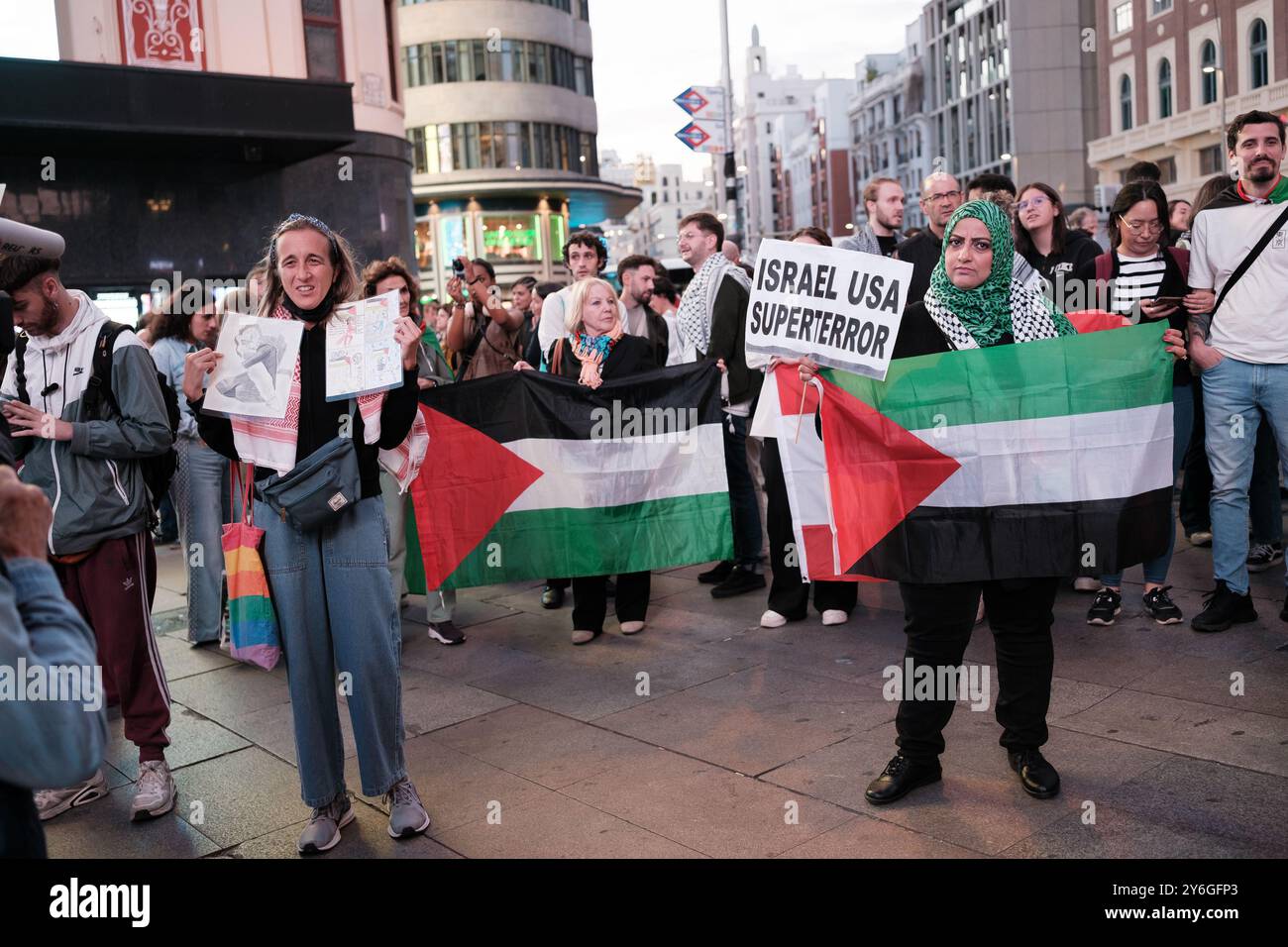 Plusieurs personnes lors d’une manifestation pour la défense de l’Etat palestinien, devant la plaza de callao à Madrid, le 25 2024 septembre en Espagne Banque D'Images