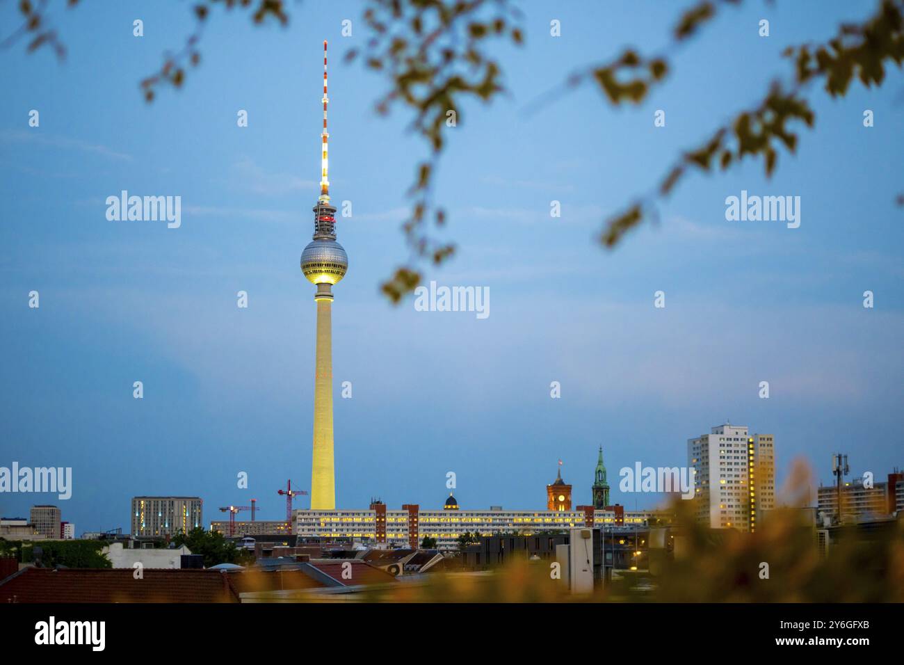 Berliner Skyline am Abend mit Fernsehturm Berlin Banque D'Images