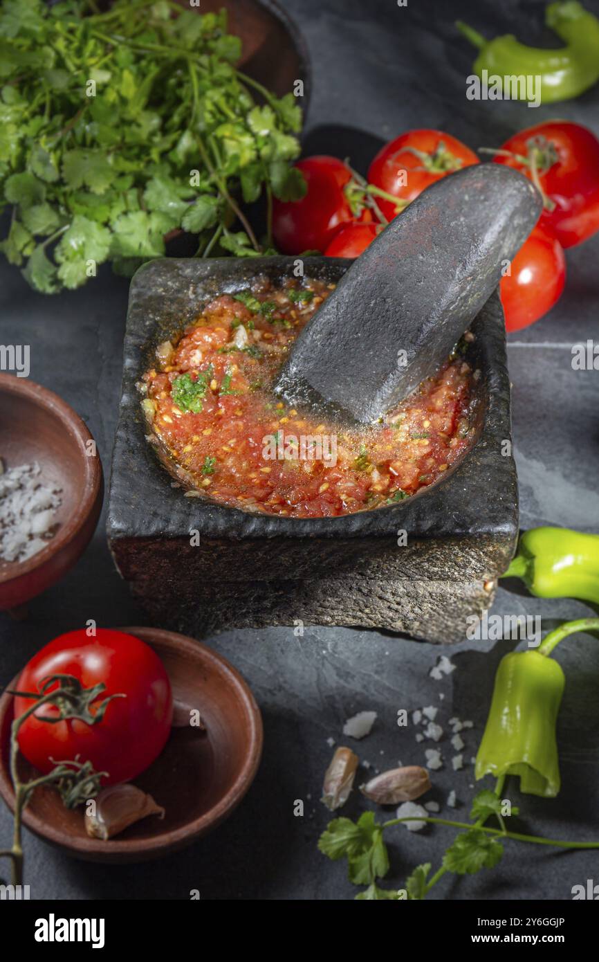 Nourriture, salsa mexicaine traditionnelle d'Amérique latine sauce tomate, chancho chilien en piedra au mortier de pierre Banque D'Images