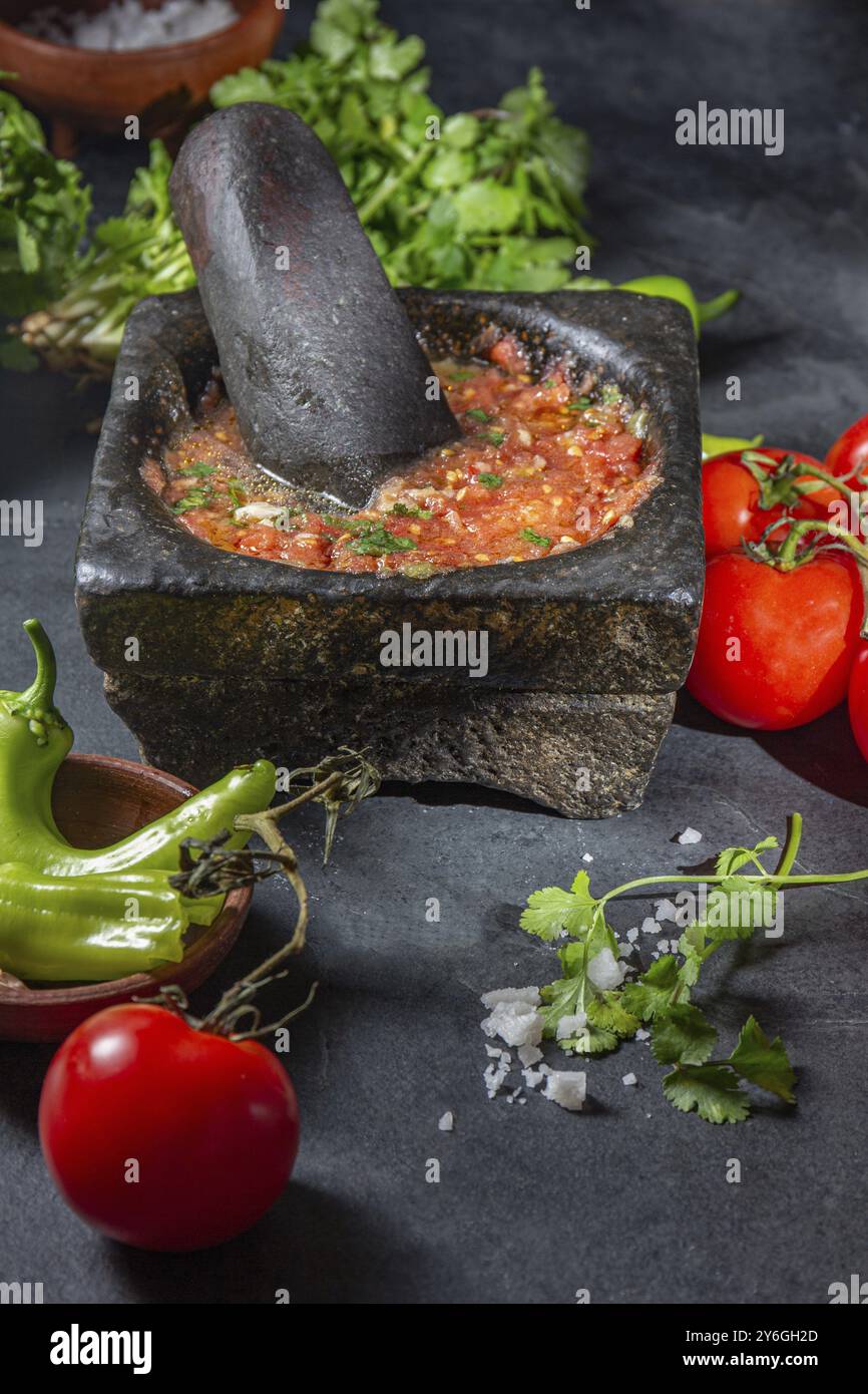 Nourriture, salsa mexicaine traditionnelle d'Amérique latine sauce tomate, chancho chilien en piedra au mortier de pierre Banque D'Images