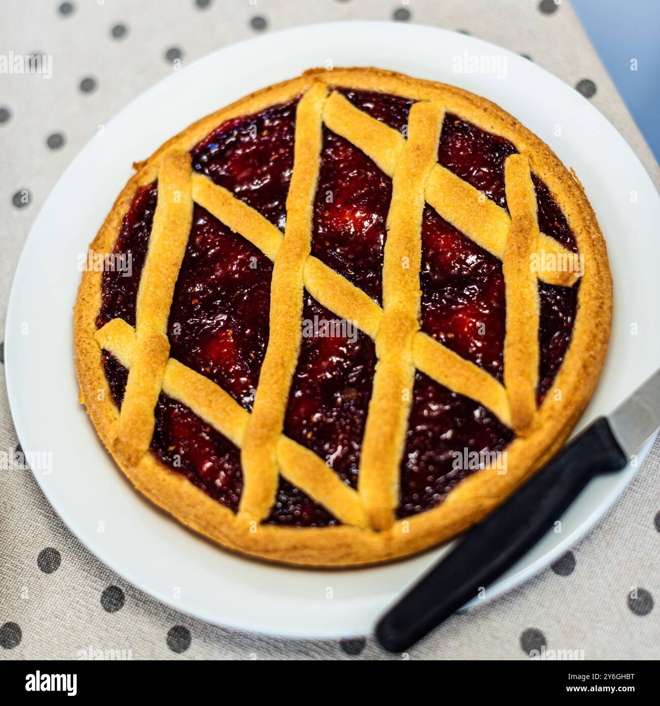 Tarte maison 'crostata' sur un buffet de petit déjeuner. Banque D'Images