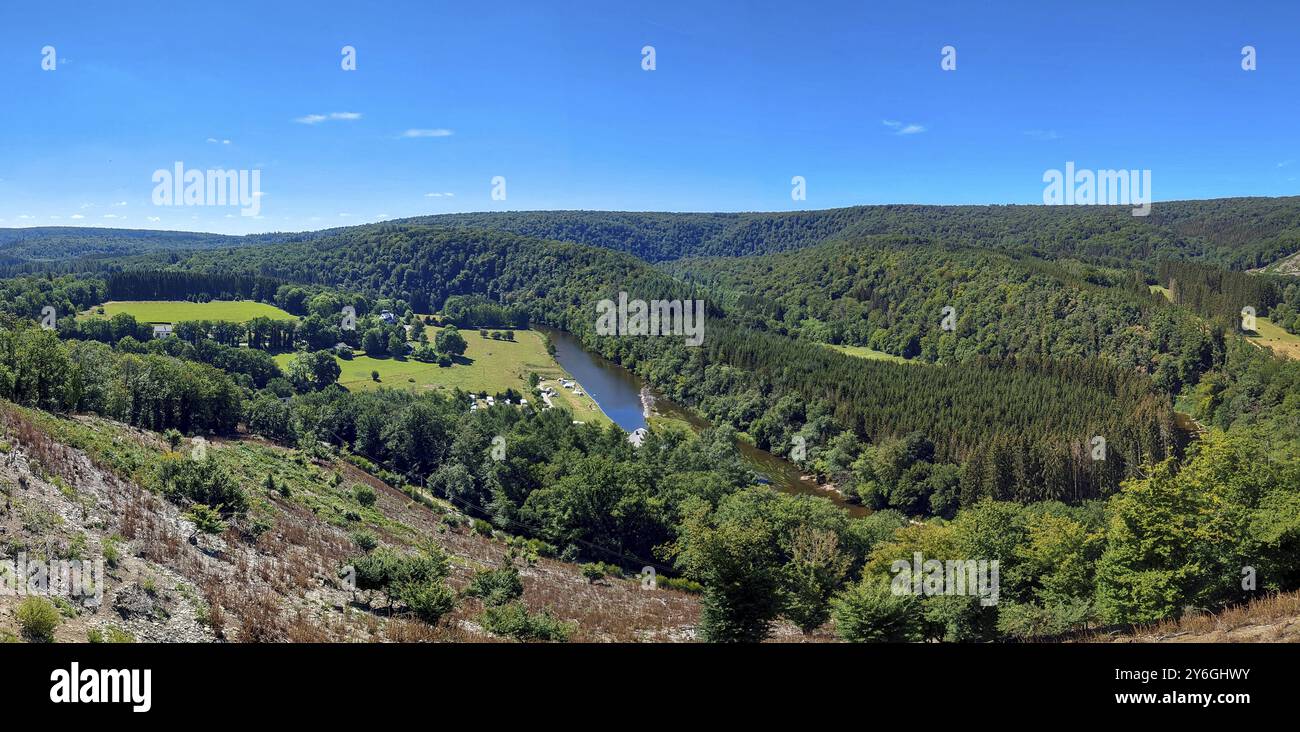 Panorama paysage à Herbeumont, un village dans la province de Luxembourg, Belgique. Voyages et tourisme dans les Ardennes de Wallonie, Belgique, Europe Banque D'Images