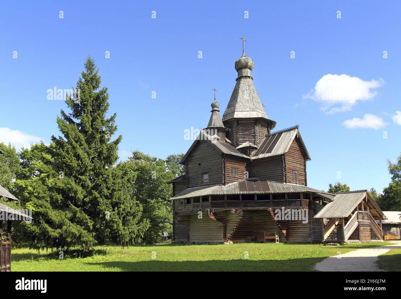 Ancienne architecture russe en bois, église à Velikiy Novgorod Banque D'Images Ancienne architecture russe en bois, église à Velikiy Novgorod Banque D'Images