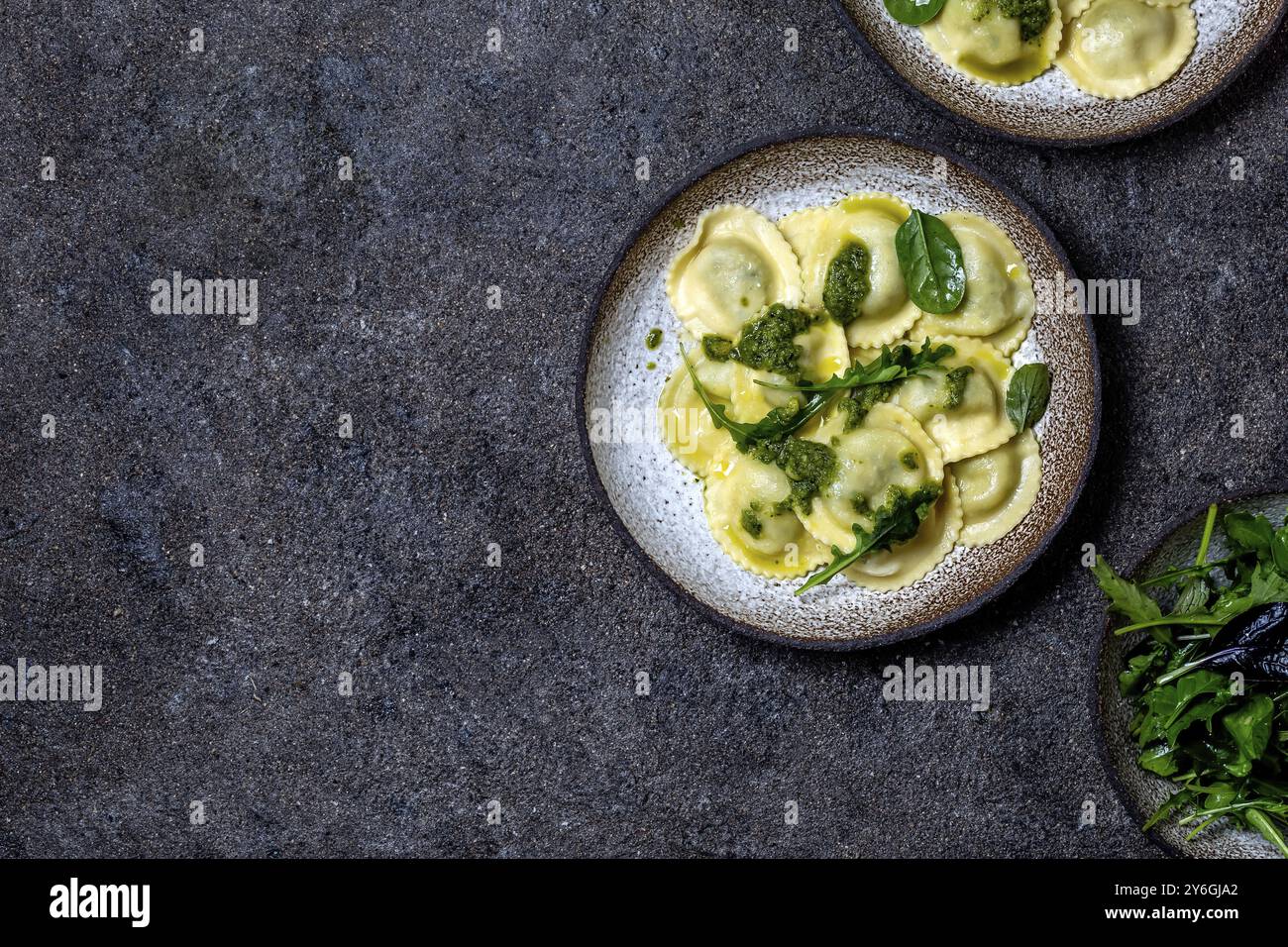 Nourriture, nourriture, raviolis ricotta aux épinards italiens, vue de dessus, fond noir, espace copie, nourriture végétarienne, raviolis végétaliens Banque D'Images