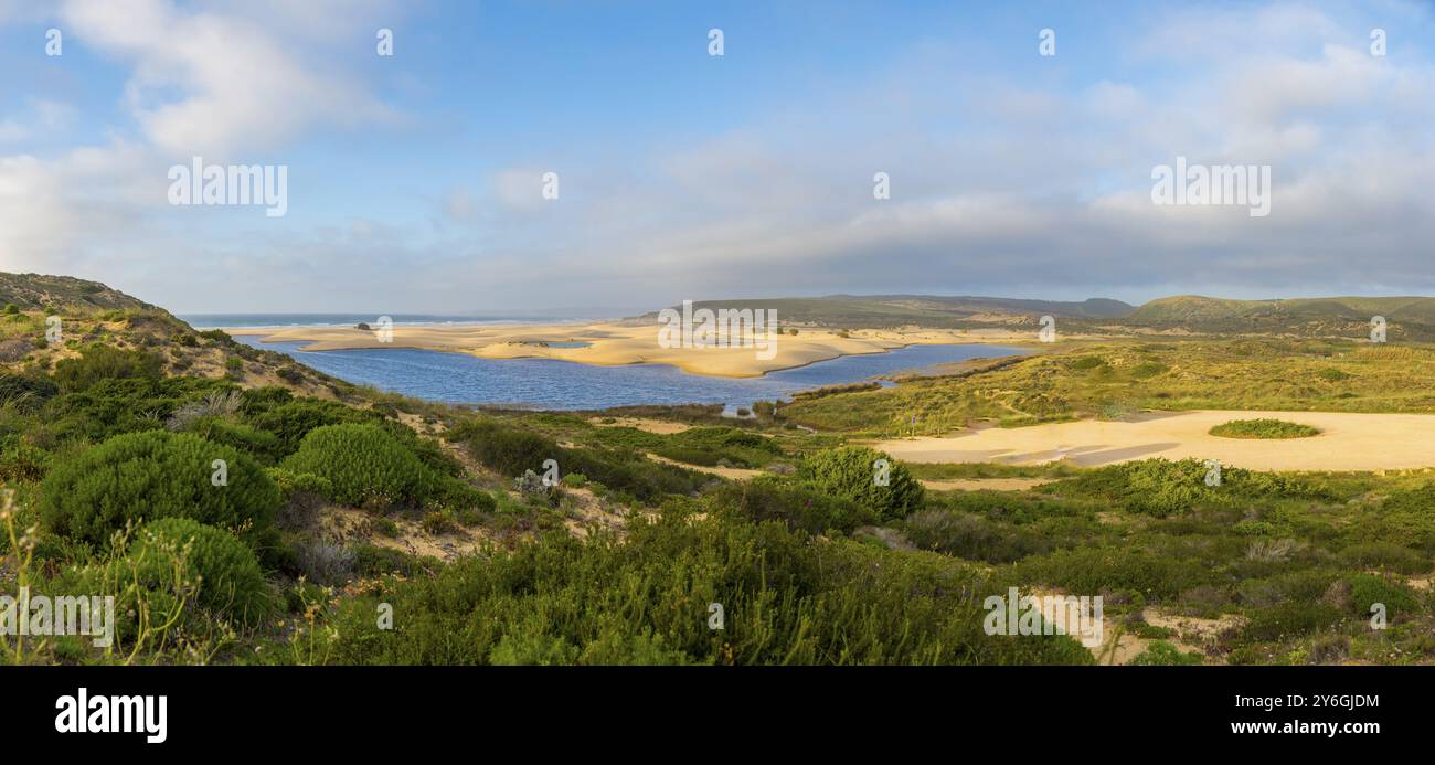 Vue panoramique paysage sur la plage de Bordeira près de Carrapateira sur la costa Vicentina dans l'Algarve au Portugal. Beauté dans la nature Banque D'Images