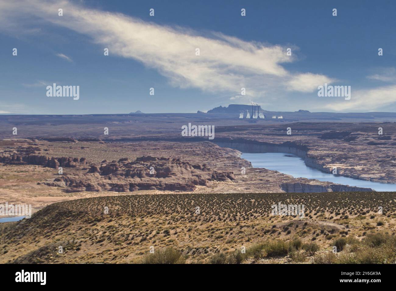 Vue sur le fleuve Colorado et la centrale électrique Navajo Generating Station près du lac powell et page Banque D'Images