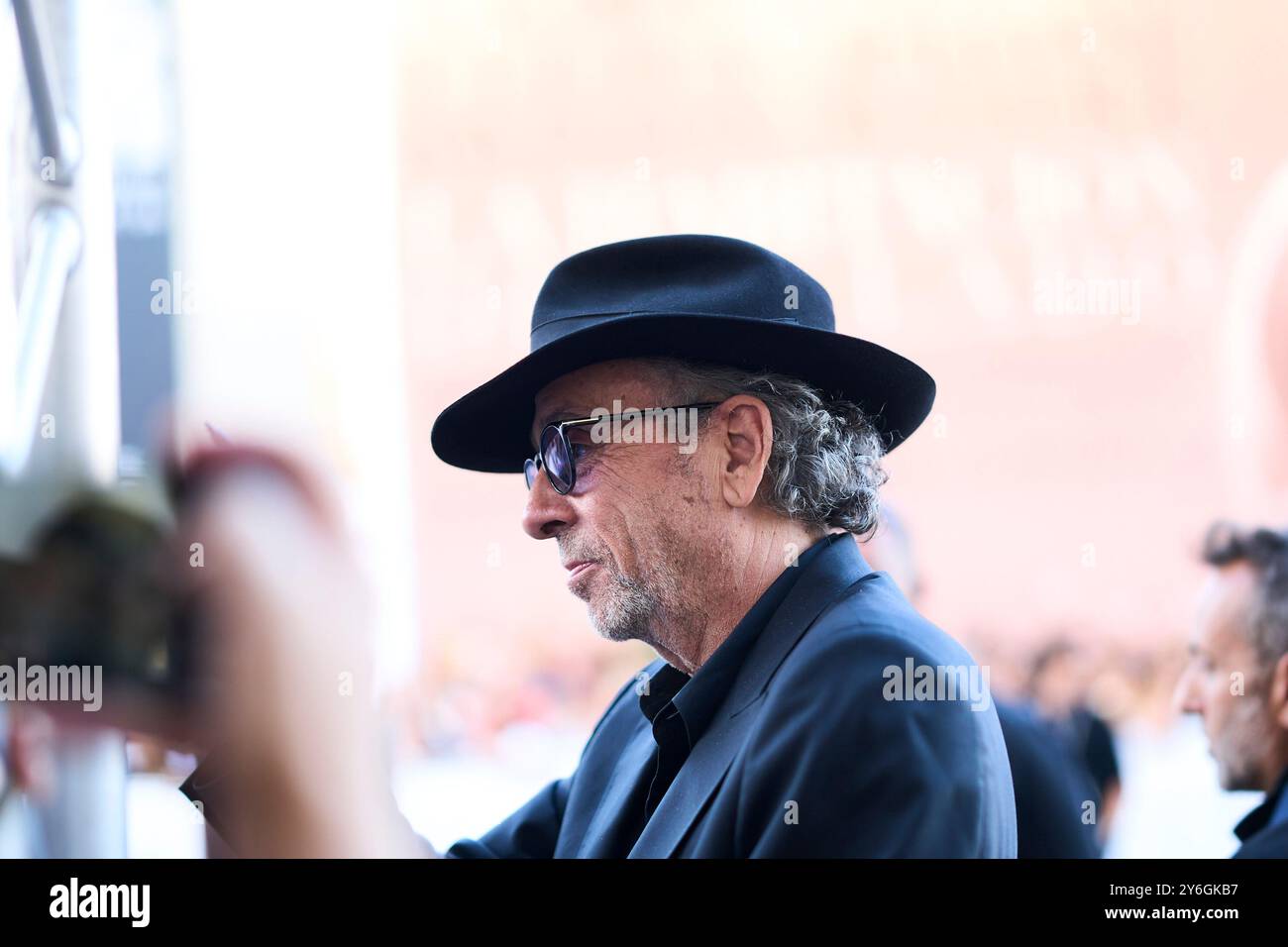 Tim Burton arrive à l'hôtel Maria Cristina lors du 72e Festival international du film de San Sebastian le 25 septembre 2024 à Donostia / San Sebastian, Espagne. Banque D'Images