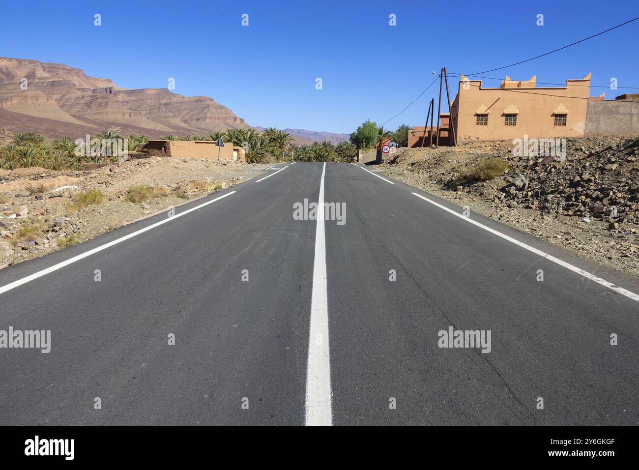 Route rurale droite entre les montagnes au Maroc Banque D'Images