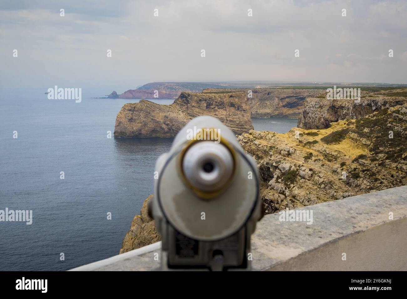 Vue à la fin du paysage du monde avec les falaises du Cap Sao Vicente à Sagres, Portugal, Europe Banque D'Images