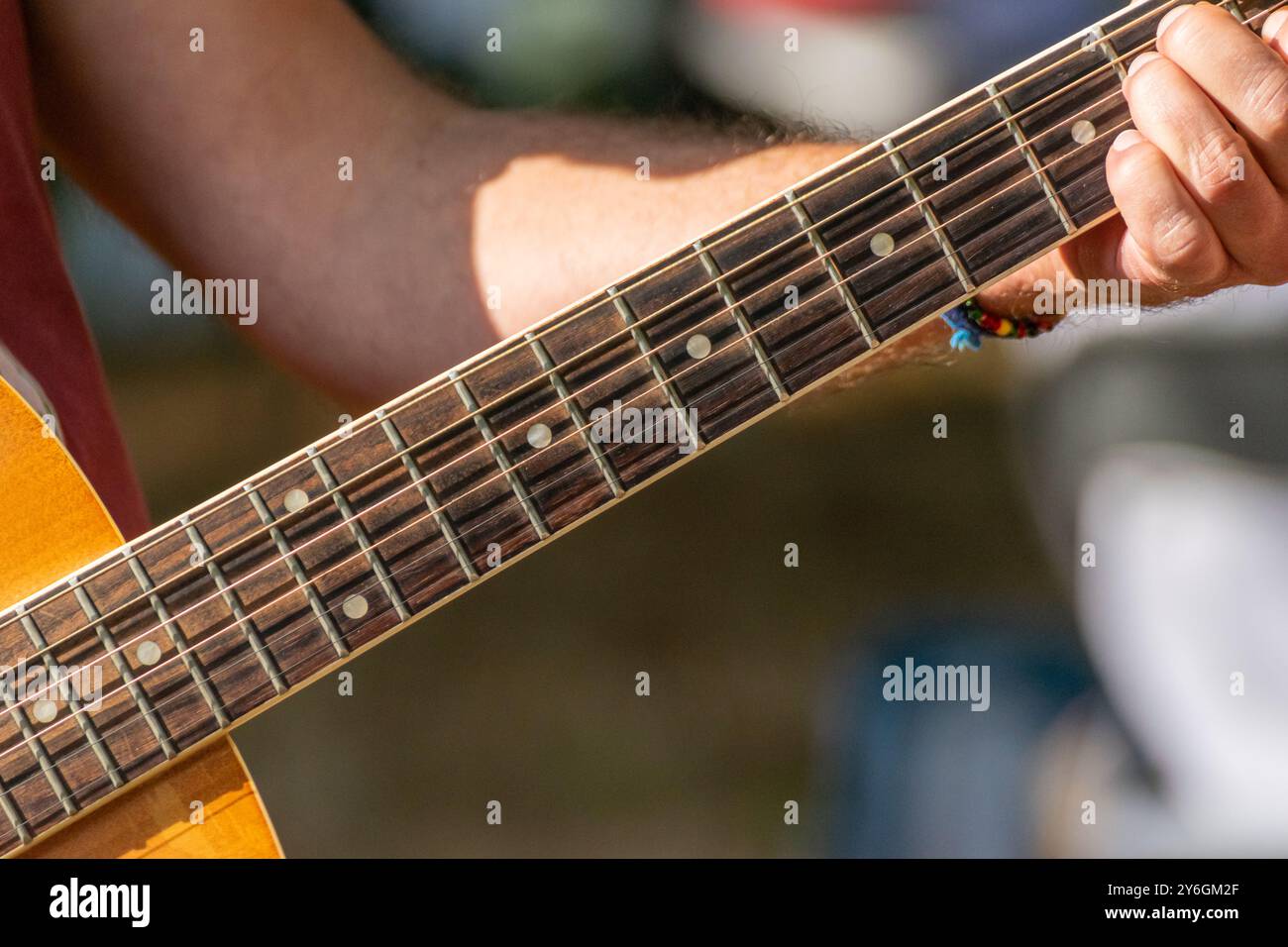 Doigts de la main d'un homme jouant une guitare espagnole à une fête de jardin, concept de musique Banque D'Images
